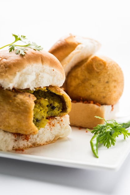 Vada Pav OU Wada Pao é indiano OU Desi Burger, é um prato de fast food à beira da estrada de Maharashtra. Foco seletivo