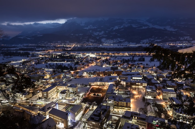 Vaduz, vista superior de Liechtenstein à noite. Vaduz é a capital do Liechtenstein e também a sede do parlamento nacional.