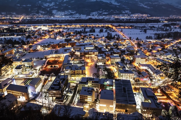 Vaduz, vista superior de Liechtenstein à noite. Vaduz é a capital do Liechtenstein e também a sede do parlamento nacional.