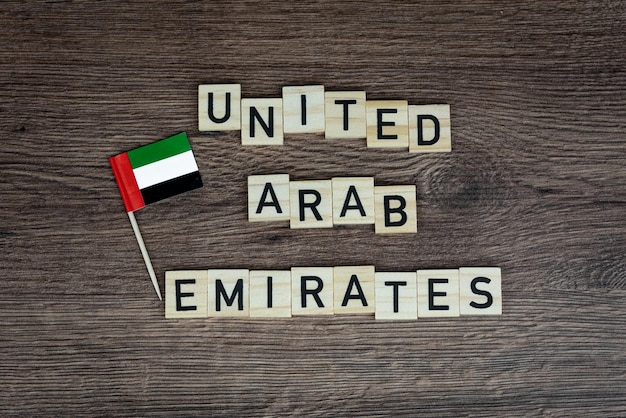 Foto vae - holzwort mit emirates flag (holzbuchstaben, holzschild) - vereinigte arabische emirate