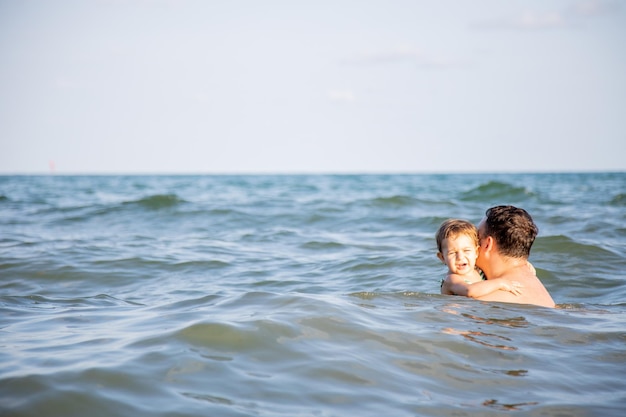 Väterliches Liebeskonzept bester Papa Vater badet eine kleine süße Kleinkindtochter im Wasser einer warmen