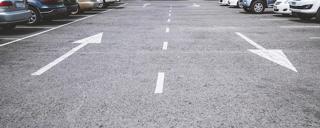 Foto vaga de estacionamento na rua com linha branca nas áreas públicas