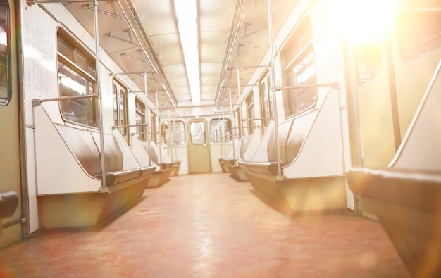 Vagão do metrô com assentos vazios. Vagão de metrô vazio.