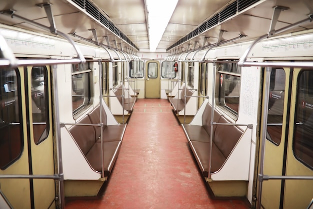 Vagão do metrô com assentos vazios. vagão vazio do metrô.