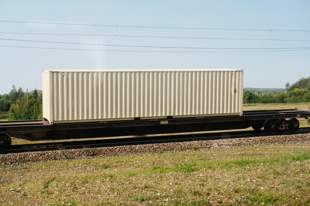 Foto vagão solitário de um trem de carga amarelo