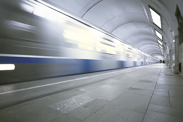 Vagão trem movimento do metrô, conceito de transporte abstrato sem pessoas