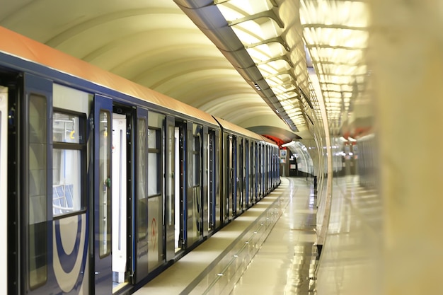vagão trem movimento do metrô, conceito de transporte abstrato sem pessoas