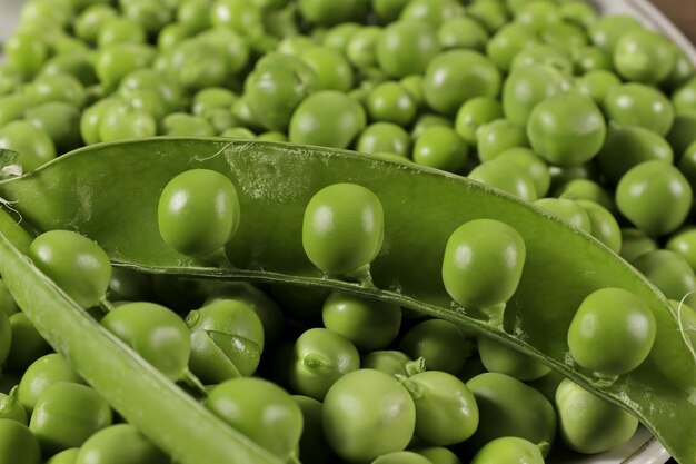 Vagens de ervilha doce verde madura