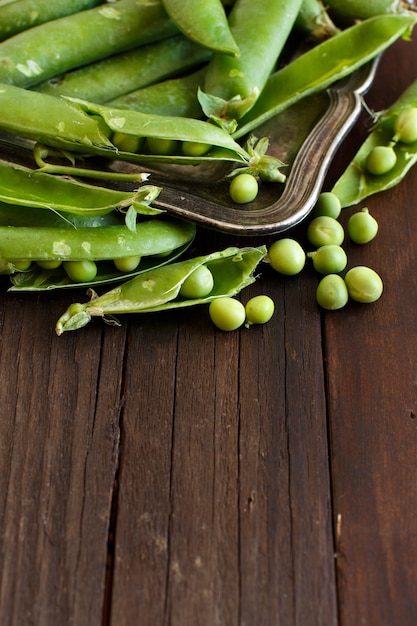 Vagens verdes frescas do mercado dos fazendeiros em uma mesa de madeira