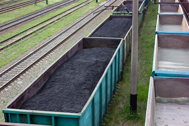 Vagões carregados com carvão. transporte de carvão em carros de mercadorias.