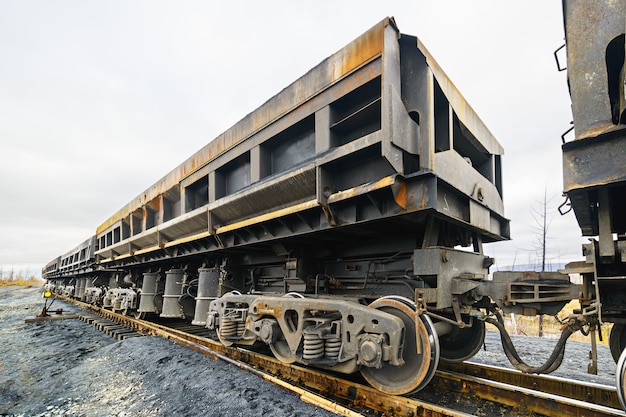 Foto vagões de carga na ferrovia. rodas e caminhão de rodas com três eixos