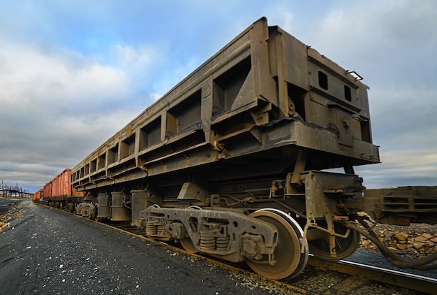 Vagões de carga na ferrovia. Vagão de carga para carga a granel.