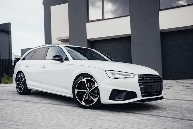 Un vagón familiar compacto, moderno y elegante en blanco con hermosas ruedas y elementos de carrocería