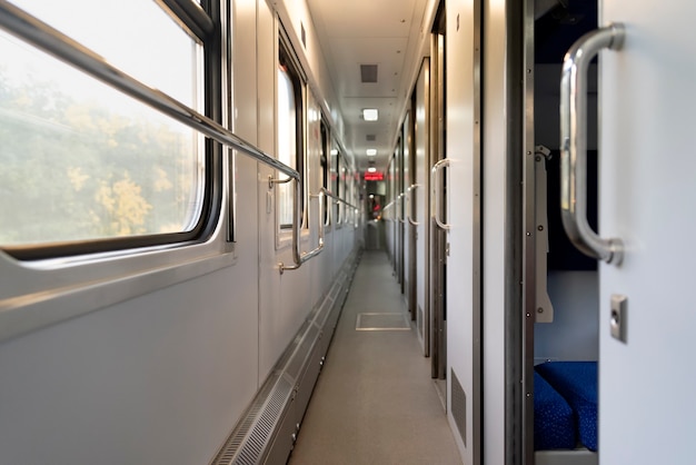 Vagón de tren vacío con ventanas a la luz del día