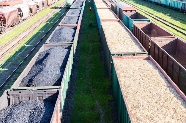 Vagones de carbón, astillas de madera y aserrín en el tren. Calentamiento global. Producción de energía.