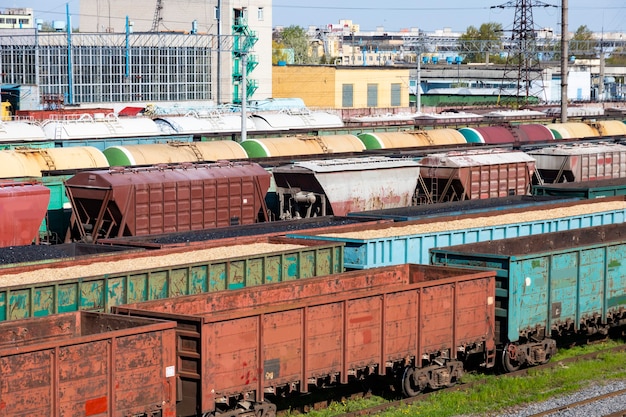 Vagones de carbón, vagones con astillas y aserrín, vagones vacíos como parte de un tren. Calentamiento global. Producción de energía.