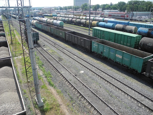 Foto vagones de carga en la estación vagones de carga en las vías del tren