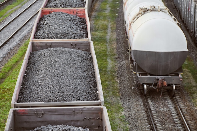 Vagones de carga ferroviarios cargados con carbón.