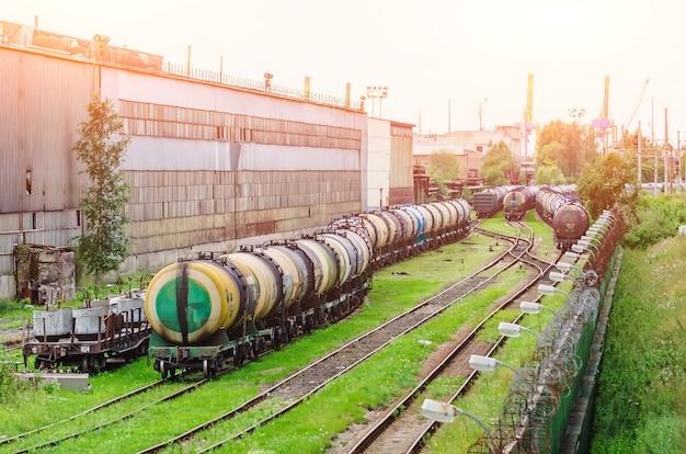 Vagones en el ferrocarril en la estación.