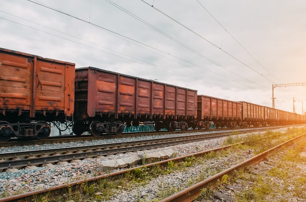 Vagones de mercancías con carga sólida en el ferrocarril.