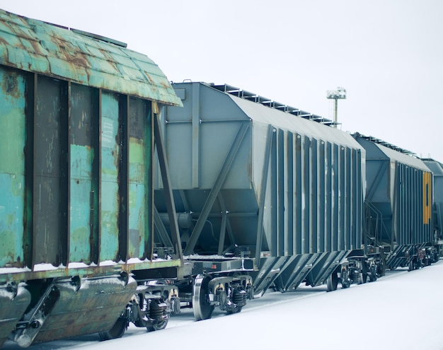 vagones de mercancías ferroviarios en los rieles en invierno