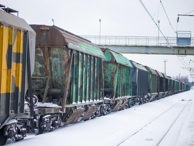 vagones de mercancías ferroviarios en los rieles en invierno