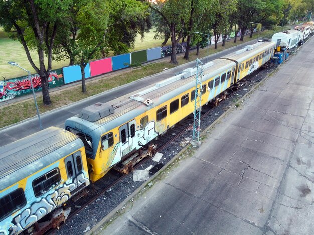 vagones de tren destrozados