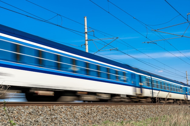 Vagones de un tren expreso que pasa por las vías.