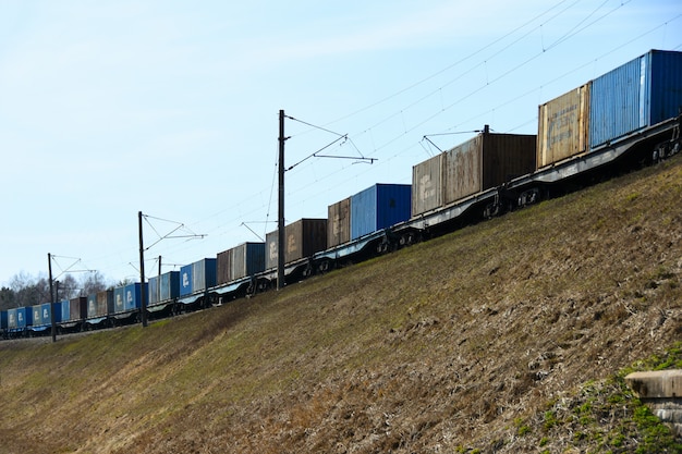 Foto los vagones del tren de mercancías viajan en tren en una pendiente.