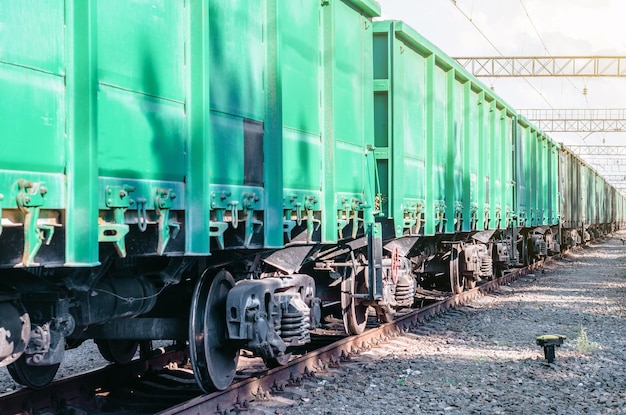 Vagones verdes de ferrocarril sobre rieles