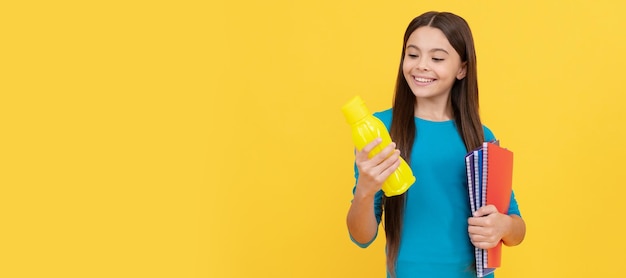 Vai beber garoto alegre com suco ou água e livros sorrindo estudante adolescente Banner de estudante Retrato de aluno de escola com espaço de cópia