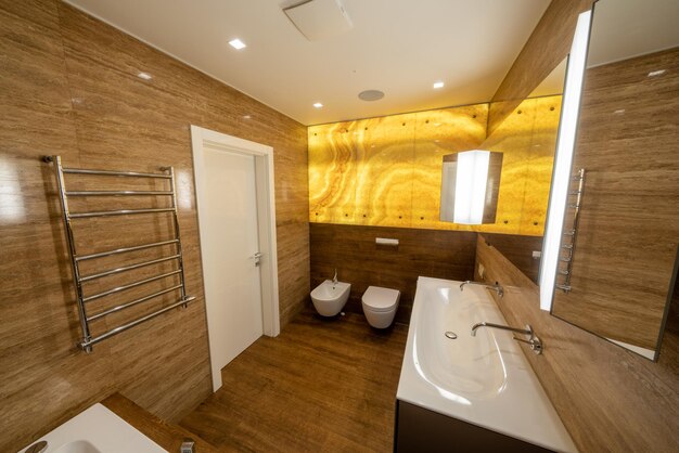 Vaidade do banheiro de luxo. Vista de alto ângulo do banheiro luxuoso com paredes e piso de madeira. Foto