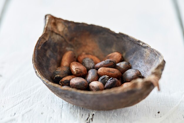 Vaina de cacao en mesa de madera blanca