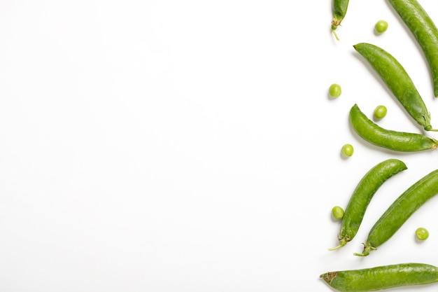 Foto vaina de guisante verde fresco con frijoles aislado sobre fondo blanco.