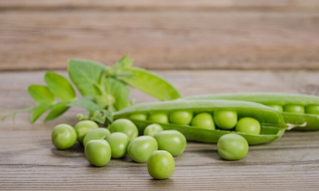 Foto vaina de guisante verde en la mesa de madera