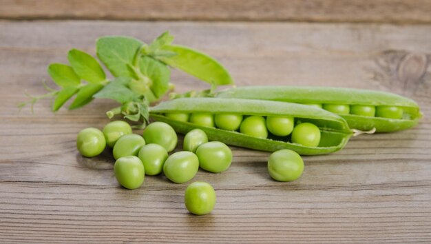 Vaina de guisante verde en la mesa de madera