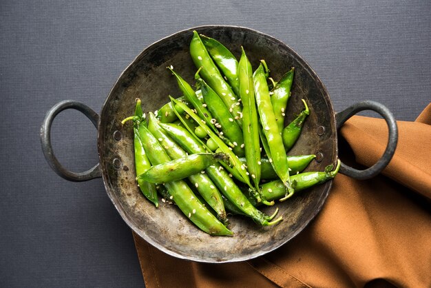 Vaina de guisantes verdes fritos picantes o chatpata matar falli