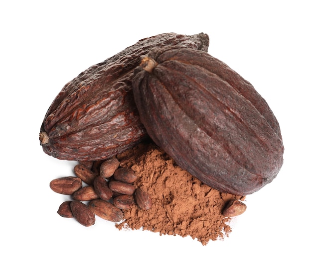 Vainas de cacao enteras en polvo y frijoles sobre fondo blanco.
