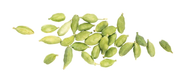 Las vainas de cardamomo aisladas sobre fondo blanco semillas de cardamomo verde trazado de recorte vista superior