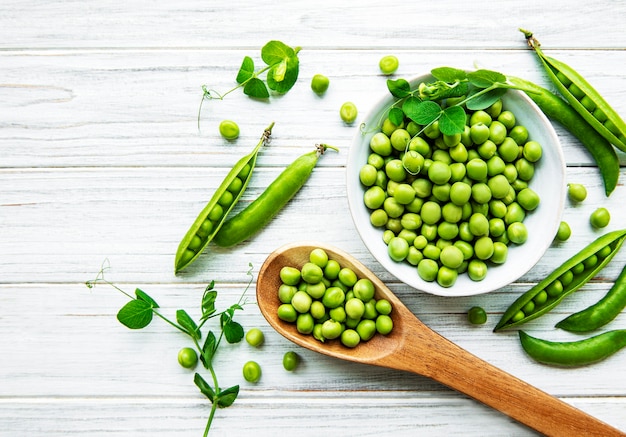 Vainas de guisantes con hojas de guisantes