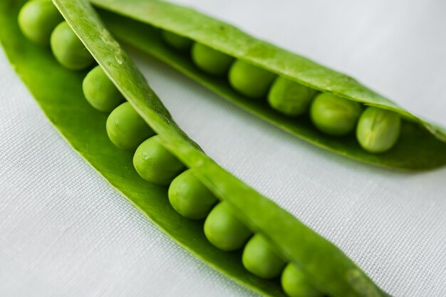 Vainas de guisantes partidos con guisantes