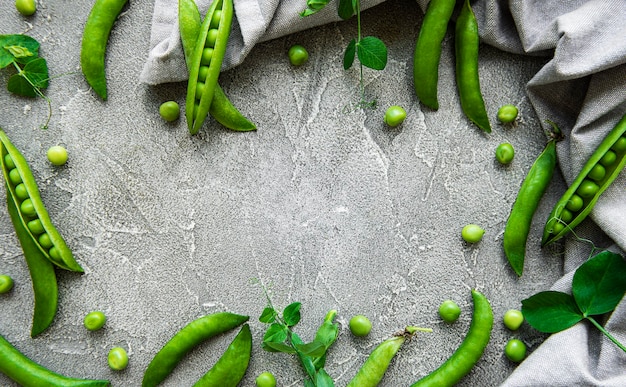 Vainas de guisantes sobre una superficie de hormigón