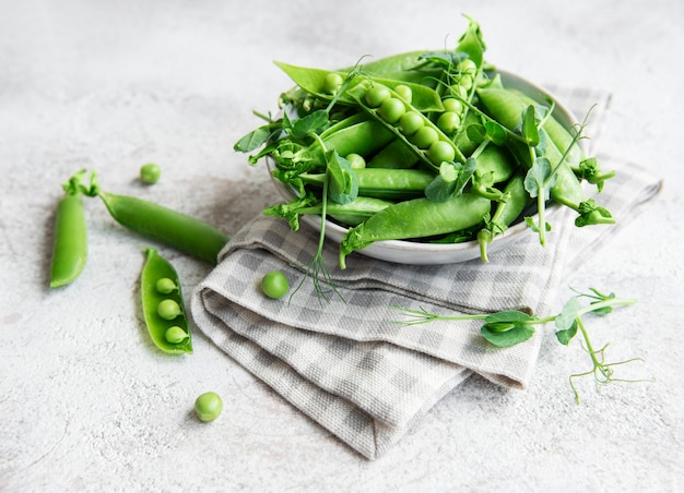 Vainas de guisantes verdes frescos y guisantes verdes