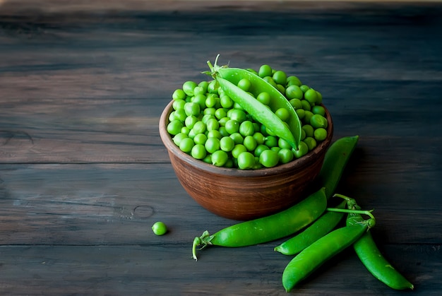 Vainas de guisantes verdes y guisantes