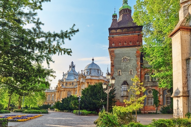 Vajdahunyad Castle (Hungarian-Vajdahunyad vara) é um castelo no Parque da Cidade de Budapeste, Hungria.