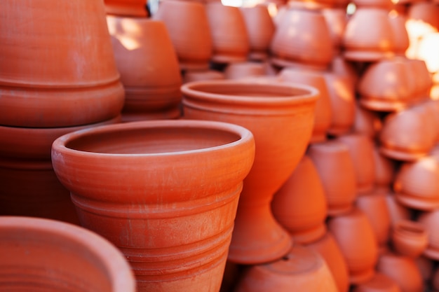 Vajilla de cerámica hecha a mano de arcilla de color terracota marrón.