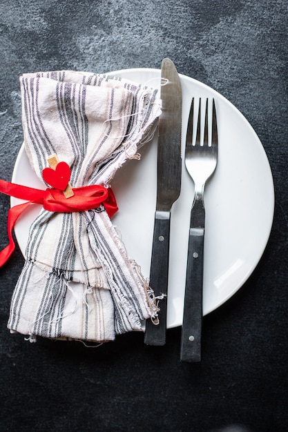 Vajilla festiva ajuste de la tabla ambiente de amor plato, tenedor, cuchillo día de san valentín