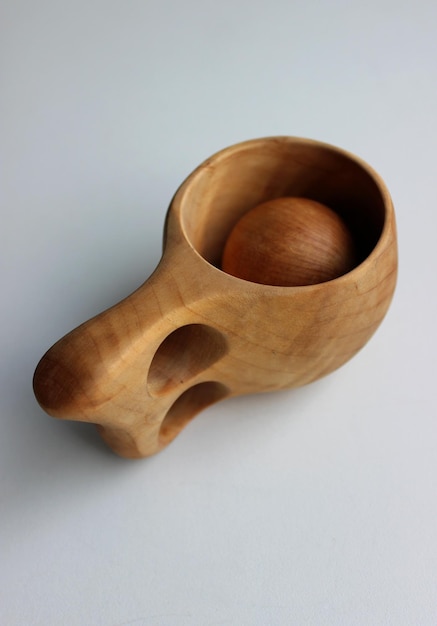 Vajilla de madera Bushcraft Kuksa de madera hecha a mano con una bola de madera en el interior