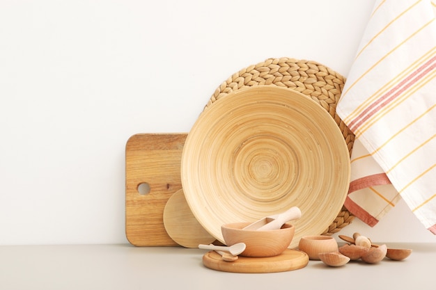 Vajilla de madera sobre la mesa.