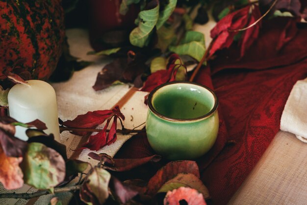 Vajilla en la mesa de la cocina con decoración de otoño de cerca